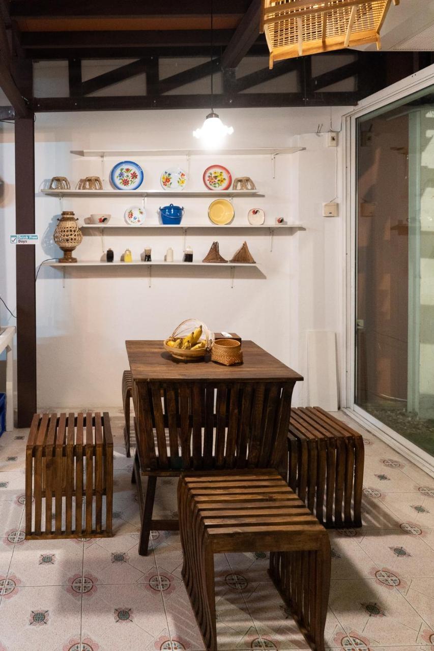 Past Tense Hostel Чиангмай Экстерьер фото